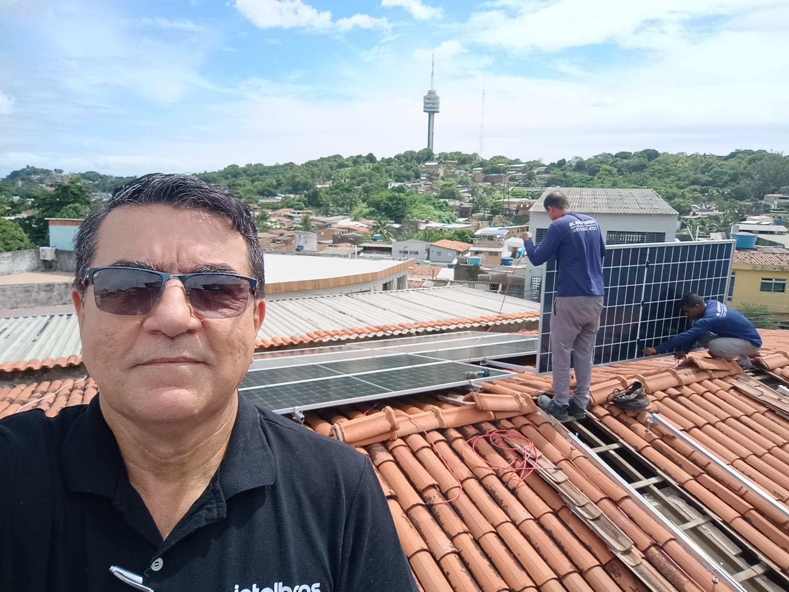 João Luiz acompanhando uma instalação de painéis solares.